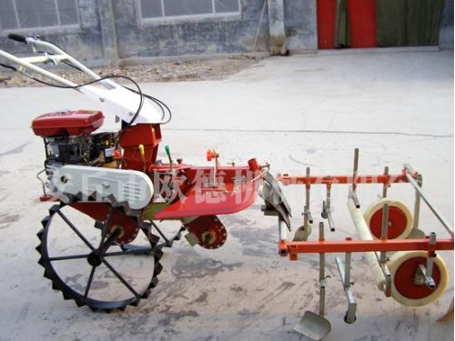 鋪地膜機